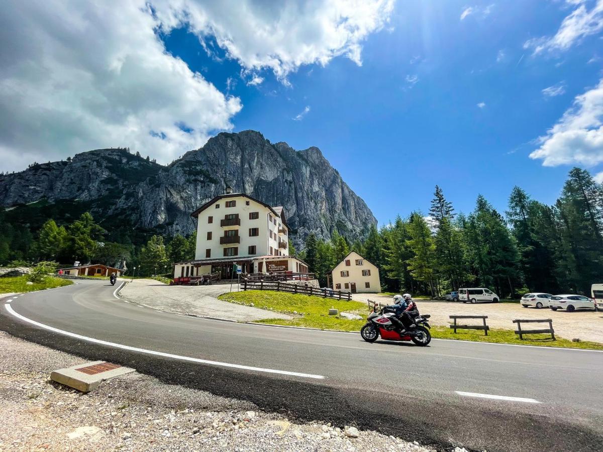 Hotel Al Sasso Di Stria Andraz Bagian luar foto